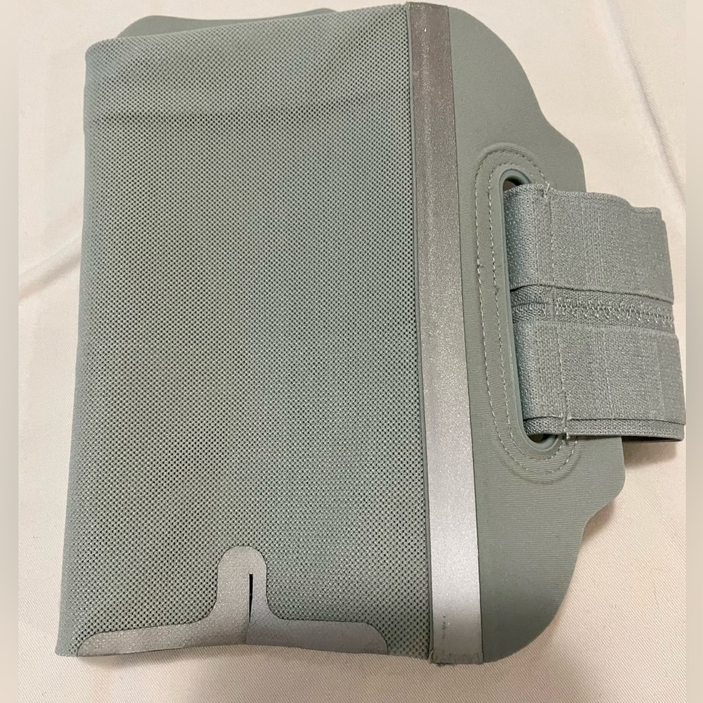 Lululemon Fast and Free Running Armband.